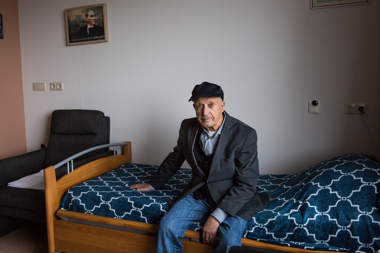 De Turks-Nederlandse Mehmet (82) in zijn kamer in een Haags verzorgingshuis.Beeld Cigdem Yuksel