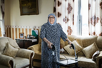 Rahma Mgharbi (84) staat in haar woonkamer in haar flat in Leiden.Beeld Cigdem Yuksel
